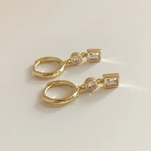 NEW SHASHI Drop Huggie Earrings - Picture 5 of 7